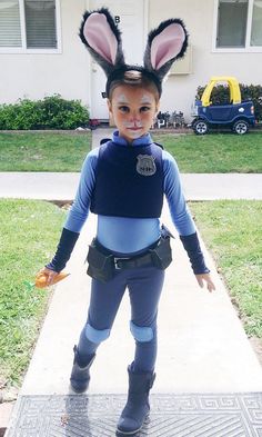 Judy Hopps from Zootopia, kids Halloween costumes Judy Hopps Costume, Meme Costume, Diy Kostüm, Holloween Costume, Judy Hopps, Diy Halloween Costume, Fantasias Halloween, Family Costumes, Family Halloween Costumes