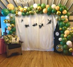 Peter Pan. Neverland. Balloon arch. Photo backdrop. Peter Pan Shower Ideas, Peter Pan Birthday Decoration, Peter Pan Photo Booth, Disney Hoco Decorations, Neverland Prom Theme, Peter Pan Balloon Arch, Peter Pan Onederland Party, Neverland Backdrop, Baby Shower Themes For Boys Disney