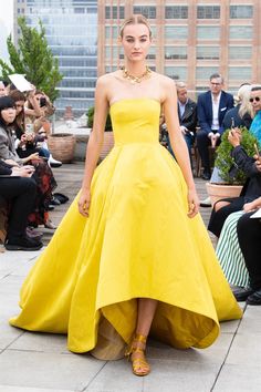 OSCAR DE LA RENTA SS19 Haute Couture Gowns, Fashion Nova Dress, Fashion Week Runway, Designer Gowns, Ladies Dress Design, Couture Dresses