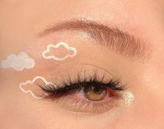 Fun Yellow Makeup Looks, Graphic Makeup Eyeliner, Angle Makeup Looks, Cute Graphic Liner, Creative Eye Makeup Design, Artsy Eyeliner, Fun Makeup Ideas, Cool Eye Makeup, Cute Eyeliner