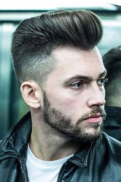 Ready for a trendy rockabilly hair style and want to know how to channel the look? In our handy guide, we explain how to pull off one of the most popular 1950s hairstyles for guys and show some amazing examples, including Elvis Presley pompadour, shirt victory rolls and curly fauxhawk. #menshaircuts #menshairstyles #rockabillyhair #rocknrollhair #50shairstyles Pompadour Haircut, Pompadour Fade, Modern Pompadour, Victory Rolls, Pompadour Hairstyle, Rockabilly Hair, Cool Hairstyles For Men, Hair Styles 2017, Popular Haircuts