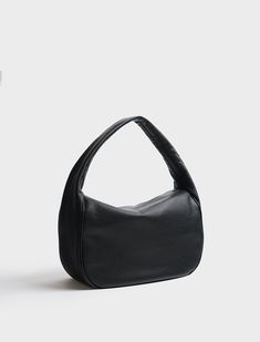 Product Details The Halo Day in grain black features a sleek hobo bag form with a slender shape and sponged strap, constructed with comfort at its core. The minimal style of this shoulder bag comes with full zip closure suited for use as a work bag, travel bag or comfortable everyday bag. Renowned for its quality and style, for those who appreciate both form and function. This bag is exclusively handmade in the A-ESQUE Melbourne Atelier from the finest soft Italian aniline pebble grain leather. Designer Shoulder Bag, Black Features, Modern Women, Black Shoulder Bag, Minimal Style, Designer Shoulder Bags, Work Bag, Bag Travel, Stylish Bag