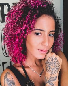 Cabelo cacheado colorido: 40 FOTOS e tutoriais para pintar em casa Magenta Hair, Colorful Hair, Rainbow Hair, Pink Hair, Diva, Beauty Hacks, Highlights