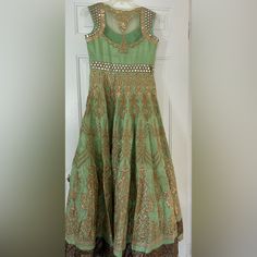 Beautiful And Elegant Outfit. Only Wore It 2x And Well Kept. In Very Good Condition. Size Medium. Green Anarkali Dress, Anarkali Dress Indian, Hindu Clothing, Green Anarkali, Desi Wear, Anarkali Dress, Elegant Outfit, Anarkali, Genshin Impact