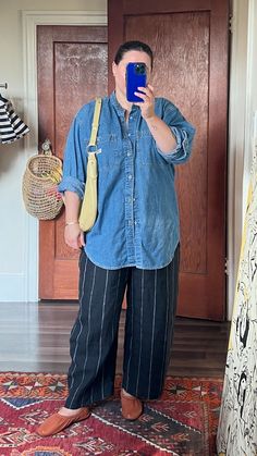 Casual minimal WFH outfit sustainable women's fashion denim shirt outfit Jean Shirt Outfit, Oversized Denim Shirt Outfit, Flannel Styling, Jean Shirt Outfits, Denim Shirt Outfit, Wfh Outfits, Oversized Denim Shirt, Figure Fashion