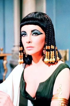 Cleopatra look: glittering sky blue lid, neutral lips. Elizabeth Taylor, 1960s. 60’s Makeup, Elizabeth Taylor Cleopatra, 60s Makeup, Movie Makeup, Vintage Halloween Costume, Character Makeup