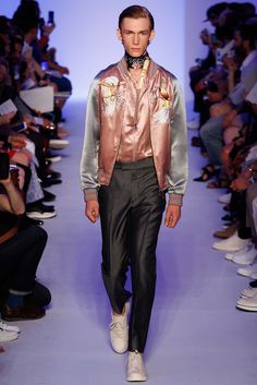 Louis Vuitton Spring 2016 Menswear - Collection - Gallery - Style.com Satin Clothes, Louis Vuitton Collection, Summer 16, Vogue Magazine, Only Fashion, Fashion Photoshoot