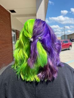 Green And Purple Hair Split, Purple Split Dye, Split Dye Hair Ideas, Dye Hair Ideas, Split Dye Hair, Half And Half Hair