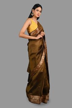 Golden brown banarasi saree crafted in pure silk with paisley flora border woven details. Comes with an unstitched blouse piece. - Aza Fashions Brown Banarasi Saree, Sarees Banarasi, Gold Paisley, Sarees Silk, Banarasi Saree, Banarasi Sarees, Handloom Saree, Golden Brown, Blouse Piece