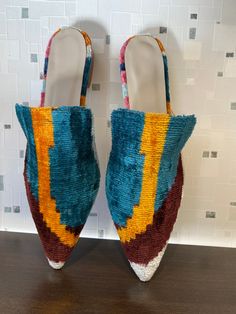 Handcraft velvet genuine leather with wooden heel shoes slipper Every size . Shoes Painting, Boho Shoes, Velvet Slippers, Wooden Heel, Painted Shoes, Heel Shoes, Womens Slippers, Green Yellow, Hand Embroidery