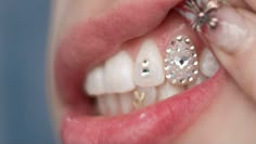 #grillz #joyeriadental #swarovski #toothgems #toothjewelry #piercingdental Chandelier Tooth Gem, Cosplay Wig Tutorial, Teeth Grills