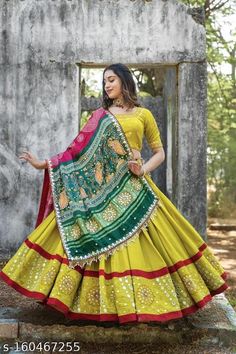 NEW HEAVY PRINTED LEHANGA CHOLI Chaniya Top, Gujarati Garba Chaniya Choli, Lehenga Poses, Traditional Lengha, Elegant Skirt Outfits, Mirror Lehenga, Navratri 2023, Garba Night