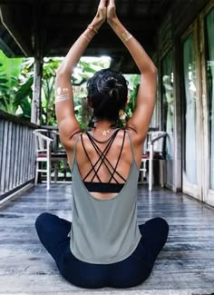 You can show off your coolest sports bra through the cutouts of this swingy backless... Yoga Posen, Yoga Help, Yoga Exercises, Qi Gong, Pose Yoga, Summer Workout, Yoga Photography