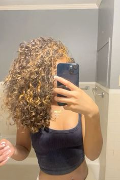 Blonde Highlights Curly Hair, Dyed Curly Hair, Highlights Curly Hair, Brown Curly Hair, Cute Hair Colors, Brown Hair Dye, Dyed Blonde Hair, Cute Curly Hairstyles, Dyed Hair Inspiration