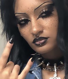 Trad Goth Makeup Dark Skin, Goth Makeup Brown Skin, Alt Eyebrows, Gothic Eyebrows, Hot Goth Makeup, Alternative Makeup Looks, Goth Girl Makeup, Gothic Eyeliner