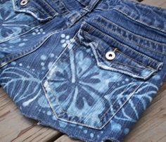 Bleach Denim Design, Aesthetic Bleached Jeans, Paint Shorts Idea, Jean Shorts With Designs, Jean Short Painting Ideas, Painted Shorts Aesthetic, Painting Denim Jeans, Shorts Painting Ideas, Bleach On Jeans