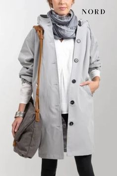 lady in ice grey rain coat, that also functions as a windbreaker, with long sleeves, reaching to the knees and with a hood. Hooded Trench Coat, Fall Clothes, Grey And Beige, Outfits Women, Business Outfits, Waterproof Fabric