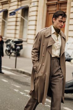 Germany Mens Fashion, Trench Coat Layering Outfit, Layering Men Outfits, British Mens Fashion, Paris Outfits Men, Masculinity Quotes, Paris Mood, Quotes Empowering, Paris Mens Fashion