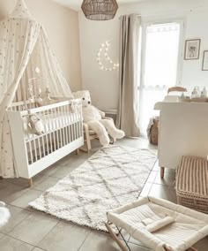 Rustige witte babykamer Modern Baby Room, Newborn Room, Cozy Baby Room, Baby Room Themes, Baby Boy Room Decor, Baby Zimmer