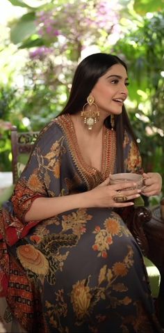 Sonam Kapoor Suits, Sonam Kapoor Traditional Outfits, Sonam Kapoor Fashion Casual, Sonam Kapoor Jewellery, Indian Kaftan Dress, Indian Actresses Outfits Casual, Sonam Kapoor Indian Outfits, Sonam Kapoor Saree, Pakistani Actress Dresses