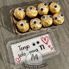 there are chocolates with googly eyes on them in a plastic container next to a sign that says tergo solo para 11