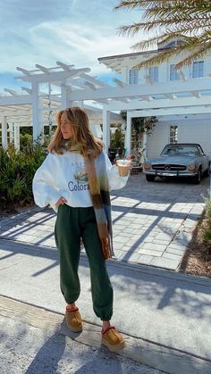 Discover top sweatpants outfits on Pinterest! Explore over 20 trendy styles that blend comfort with cool in our latest blog post. Cute Outfit Fall, Fall Outfit Comfy, Winter Beach Outfit, Trending Fall Outfits, Casual Outfit Fall, Outfit Elegantes, Birkenstock Outfit, Oversized Sweater Outfit