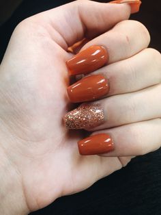 Burnt Orange Nails With Glitter, Orange Fall Nails With Glitter, Simple Autumn Nails Short Orange, Burnt Orange Fall Nails Acrylic, Orange Fall Nails With Leaves, Orange And Gold Fall Nails, Orange Glitter Nails Fall, Burnt Orange Sparkle Nails, Orange November Nails