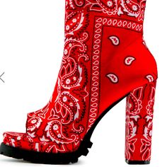 Bandanna Red Platform Heels Will Look So Good With A Pair Of Shorts For The Summer Matching Handbags Coming Soon... Skull Shoes, Open Toe Boots, Red Platform, Gucci Boots, Platform Boots Chunky, Sneakers Jordans, Office Shoes Women, Skull Dress, Fur Shoes