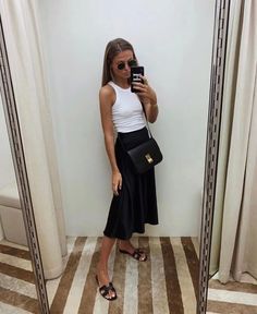 How to Wear Black Midi Skirts? 21 Outfit Ideas &Styling Tips Black Midi Skirt Outfit, Midi Skirt Outfits Summer, Slip Skirt Outfit, Silk Skirt Outfit, Skirt Outfit Casual, Black Satin Skirt, Satin Skirt Outfit, Skirt Outfit Summer, Black Skirt Outfits