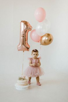 Studio 1 Year Photos, 1 Year Studio Photoshoot, 1st Birthday Girl Photoshooting Ideas, Studio One Year Pictures, Studio First Birthday Photo Shoot, Neutral First Birthday Photoshoot, Baby Girl 1st Birthday Photoshooting, First Birthday Girl Photoshooting, First Birthday Photo Shoot Ideas Studio