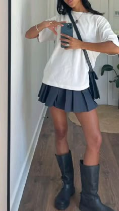 Pleated Skirt Outfit Summer, Pleated Mini Skirt Outfit, Mini Skirts Outfits Summer, Denim Mini Skirt Outfit, Black Mini Skirt Outfit, Skirt Outfits Aesthetic, Short Skirts Outfits, Black Skirt Outfits, Pleated Skirt Outfit