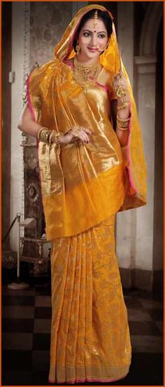 Seedha Pallu Saree Style, Traditional Saree Draping Styles, South Saree, Gujarati Bride, Draping Styles, Nauvari Saree, Saree Draping Styles, Saree Draping, Indian Look