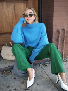 Neue Outfits, Cooler Look, White Heels, Green Pants, 가을 패션, Colourful Outfits, Mode Inspiration, Outfits Casuales