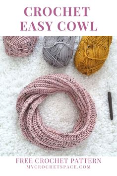 the crochet easy cowl pattern is shown with yarn and thread on it