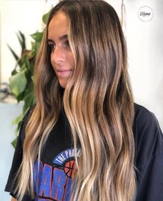 Summer Lovin': Beachy Waves and Sun-Kissed Highlights Brunette Blonde Highlights, Brunette Ombre, Balayage Blonde, Blonde Hair Looks, Hair Color Ideas For Brunettes, Trendy Hair Color, Balayage Brunette, Brown Blonde Hair