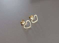 Pretty Piercings, Gold Heart Stud Earrings, Bling Things, Gold Heart Earrings, Gold Heart Studs, Pretty Accessories, Gold Heart Earring, Stud Earrings Gold, Ringe Gold