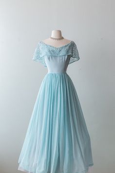 Old Dresses Vintage, Bridgerton Clothes, Vintage Tulle Dress, Vintage Inspired Prom Dress, Vintage Ballgown, Edwardian Day Dress, Gaun Abad Pertengahan, Artistic Clothing, Vintage Clothing Boutique