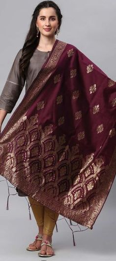 Pink and Majenta color Dupatta in Banarasi Silk fabric with Weaving work Stylish Dupatta Designs, Western Suits, Utsav Fashion, Silk Brocade, Silk Dupatta, Maroon Color, Jacquard Weave, How To Dye Fabric, Wearing Red