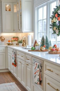 43 Christmas Kitchen Decor Ideas to Spread Holiday Cheer Small Cozy Corner, Christmas Kitchen Decor Ideas, Cozy Hot Chocolate, Pretty Christmas Decorations, Red Tablecloth, Christmas Apartment, Pink Ornament