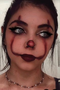 Killer Clown Makeup Easy, Cute Simple Clown Makeup, Halloween Clown Makeup Aesthetic, Maquillaje Halloween Aesthetic, Pennywise Makeup Girl, Makeup Halloween Simple, Make Clown, Clown Hairstyles