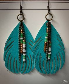 Beaded Feather – Southern Diva Designs Leather Earrings Ideas, Lotus Flower Jewelry, Diy Leather Earrings, Leather Jewelry Diy, October Birthstone Jewelry, Earrings Ideas, Jewelry Cute, Faux Leather Earrings, Gemstone Studs