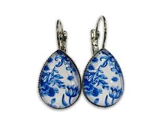 Delft blue earrings earrings are crafted one at a time in my home studio and are available in stainless steel or bronze. The blue botanical earrings are composed of a quality printed image and protected with a pure, crystal clear glass cabochon that protects the printed art underneath. It will show your unique style and will go with everything. Makes a fabulous and unique gift for mom, birthday, Christmas, Valentine... You may also like : https://www.etsy.com/shop/MeGustaMuchoShop?ref=seller-pla Blue Enamel Flower Earrings As Gift, Blue Floral Print Earrings For Gift, Blue Porcelain Earrings, Elegant Blue Pressed Flower Earrings, Delft Blue Earrings, Botanical Earrings, Unique Gifts For Mom, Delft Blue, Printed Art