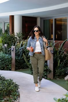 What To Wear With Cargo Pants, Olive Green Pants Outfit, Green Cargo Pants Outfit, Cargo Pants Womens, Cargo Pants Green, Green Pants Outfit, Olive Green Cargo Pants, Cargo Outfit, Celana Fashion