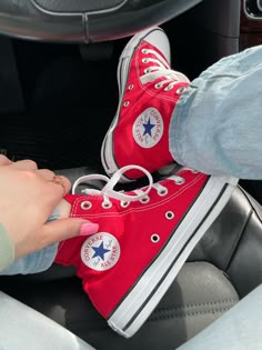 Bright Red Converse, Red All Star Aesthetic, Red Converse Platform, Red All Star Outfit, Style Red Converse, How To Style Red Converse, Aesthetic Red Converse, Red Chucks Outfit, Converse Red Outfit