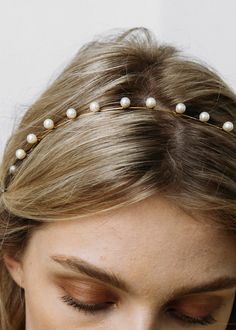 Diy Pearl Headband, Pearl Headband Outfit, Pearl Headband Hairstyles, Headband Aesthetic, Hair Pearls, Pearl Hairband, Pearl Hair Accessories, Pearl Headband Wedding, Luxury Headbands