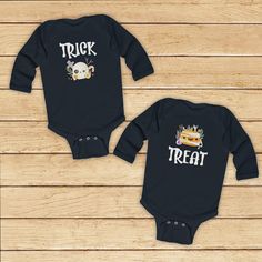 🎃 Adorable Halloween Twin or Sibling Bodysuits - 'Treat' and 'Trick' 🎃 Dress up your little ones in these spook-tacular matching long sleeve bodysuits! Whether you're looking for a cute twin costume or sibling outfit, these baby and toddler bodysuits are perfect for Halloween fun! 👶🧡 ✨ Features: 👻 Super Soft & Cozy: Made from 100% cotton, perfect for sensitive baby skin. 🎃 Fun Halloween Design: 'Treat' and 'Trick' printed on each bodysuit for an adorable duo. 🧡 Long Sleeves for Cool Night Cute Halloween Outfits, Twin Costumes, Twin Halloween, Twin Halloween Costumes, Baby Halloween Outfits, Newborn Halloween, Sibling Outfits, Cute Twins, Matching Halloween