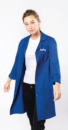 Notre blouse de travail se ferme par 4 boutons pressions et est lavable à 60°, ce qui la rend idéale pour un usage professionnel.  Notre blouse de travail est en 100% coton pour une durabilité et un confort optimal. Sa matiére épaisse et résistante lui assure une longévité idéale quand la blouse doit être portée quotidiennement.  Pour un cadeau unique nous personnaliserons en broderie votre blouse de travail avec selon vos envies un prénom, un prénom et un nom, des initiales, le nom de votre ent Work Wear, Chef, How To Wear, Quick Saves