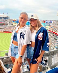 ALLI on Instagram: "Tonights forecast: ⚾️🌭🌧" World Series Outfit, Blue Jays Outfit Women, Mlb Outfits Woman, Blue Jays Outfit, Sports Game Outfit, Cubs Game Outfit, Baseball Fits