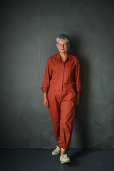 A traditional workwear boilersuit with a gentler feminine fit. Thelma is a wardrobe masterpiece, loose enough to fit all shapes and can be interpreted in many different types of cloths, so make it your own. This pattern comes in two size ranges, 6-18 and 20-28. See product images for size charts and fabric requirements. Boilersuit Outfit, Interfacing Fabric, Merchant Mills, Merchant And Mills, Diy Vetement, Patterns Sewing, Fabric Pictures, Boiler Suit, Dyed Linen