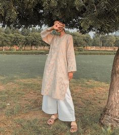 Pretty Traditional Dresses, Farwell Idea Dress Western, Indian Royal Outfits, Everyday Indian Outfits, Desi Outfits Casual, Casual Desi Outfits, Desi College Outfits, Kurta Aesthetic, Aesthetic Kurti